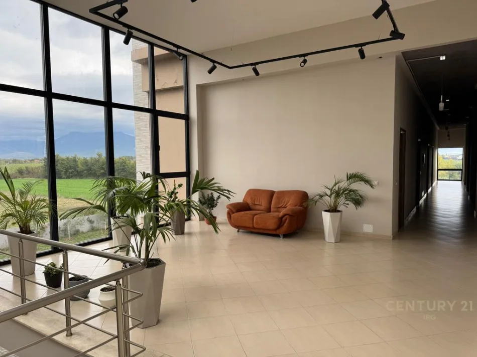 Tirane, shitet aktivitet biznesi Kati 0, 4.700 m² 4.000.000 € (Berxulle)