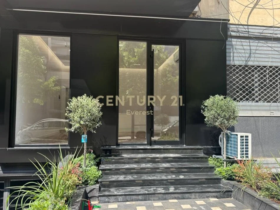 Tirane, jepet me qera dyqan Kati 0, 36 m² 800 € (SQUARE 21)