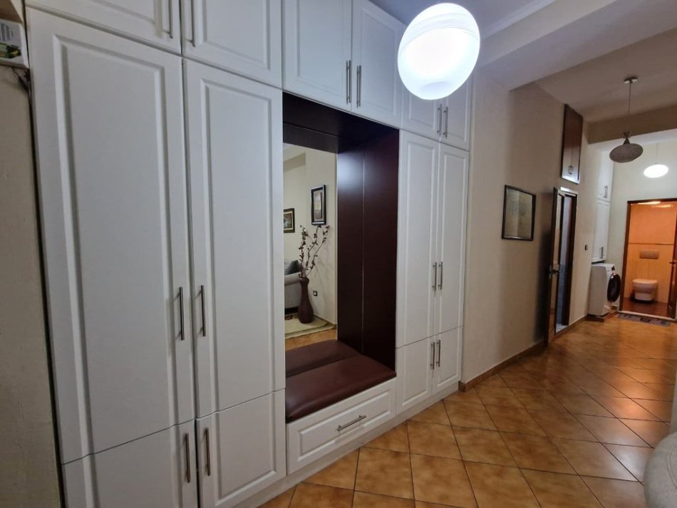 Tirane, jepet me qera apartament 2+1 Kati 3, 100 m² 900 € (Shallvaret)