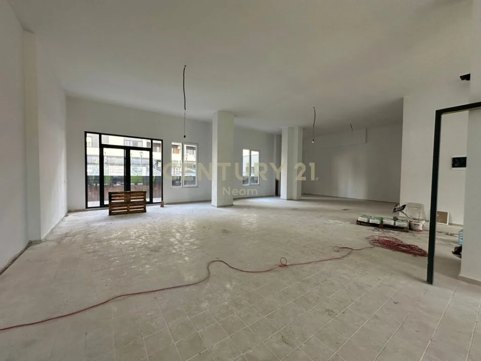 Tirane, jepet me qera ambjent biznesi Kati 0, 213 m² 3.500 € (Neom126001)