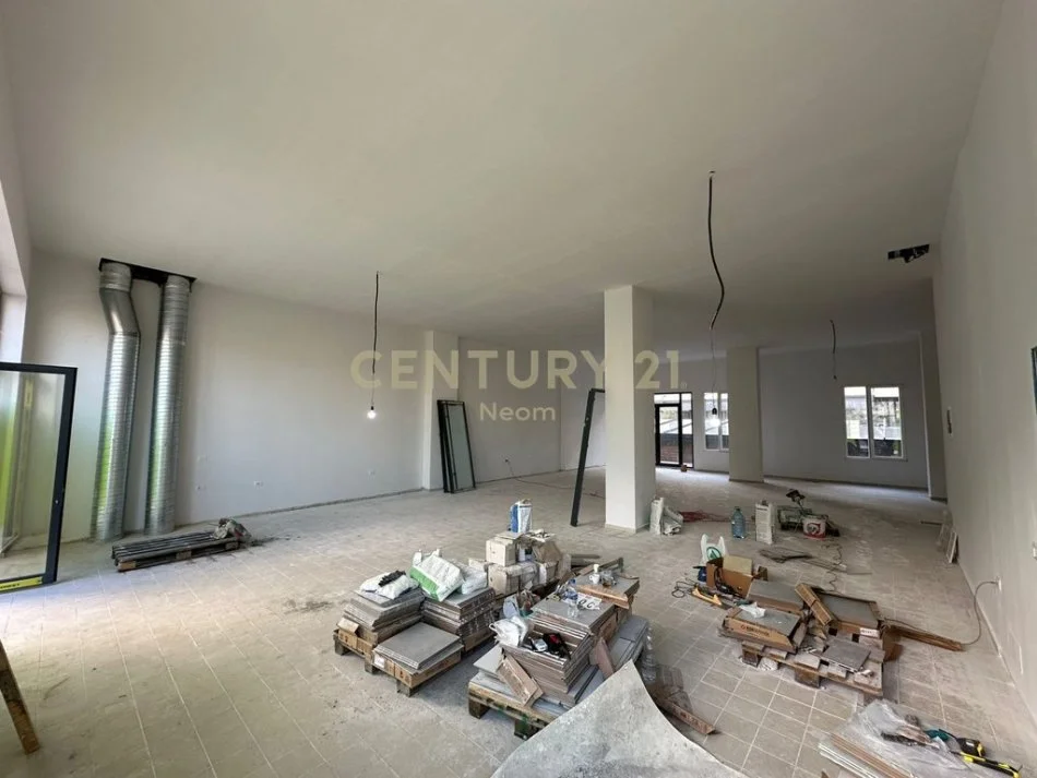 Tirane, jepet me qera ambjent biznesi Kati 0, 213 m² 3.500 € (Neom126001)