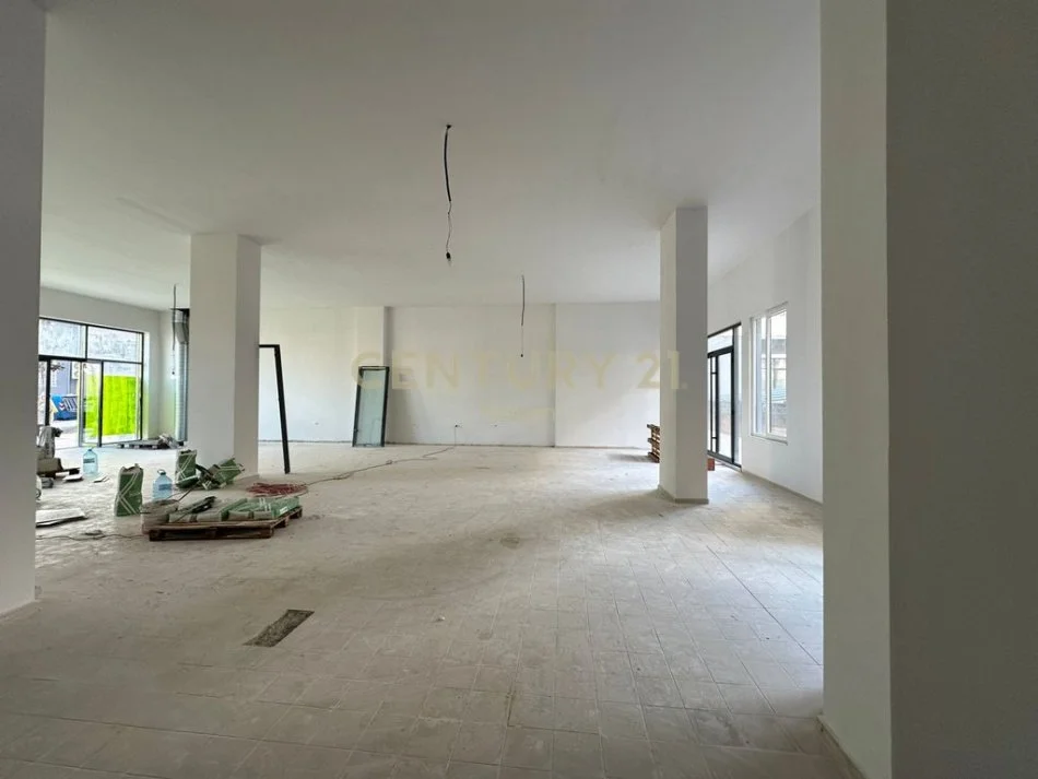 Tirane, jepet me qera ambjent biznesi Kati 0, 213 m² 3.500 € (Neom126001)