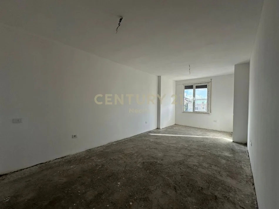 Tirane, jepet me qera zyre Kati 1, 94 m² 800 € (Neom126010)