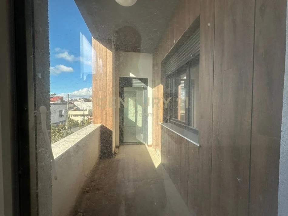 Tirane, jepet me qera zyre Kati 1, 94 m² 800 € (Neom126010)