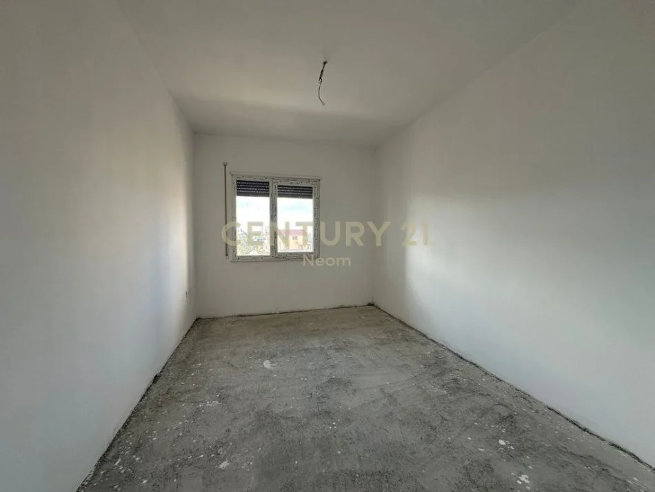 Tirane, jepet me qera zyre Kati 1, 94 m² 800 € (Neom126010)