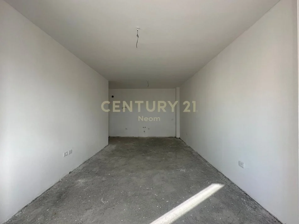 Tirane, jepet me qera zyre Kati 1, 94 m² 800 € (Neom126010)
