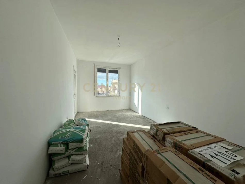 Tirane, jepet me qera zyre Kati 1, 94 m² 800 € (Neom126010)