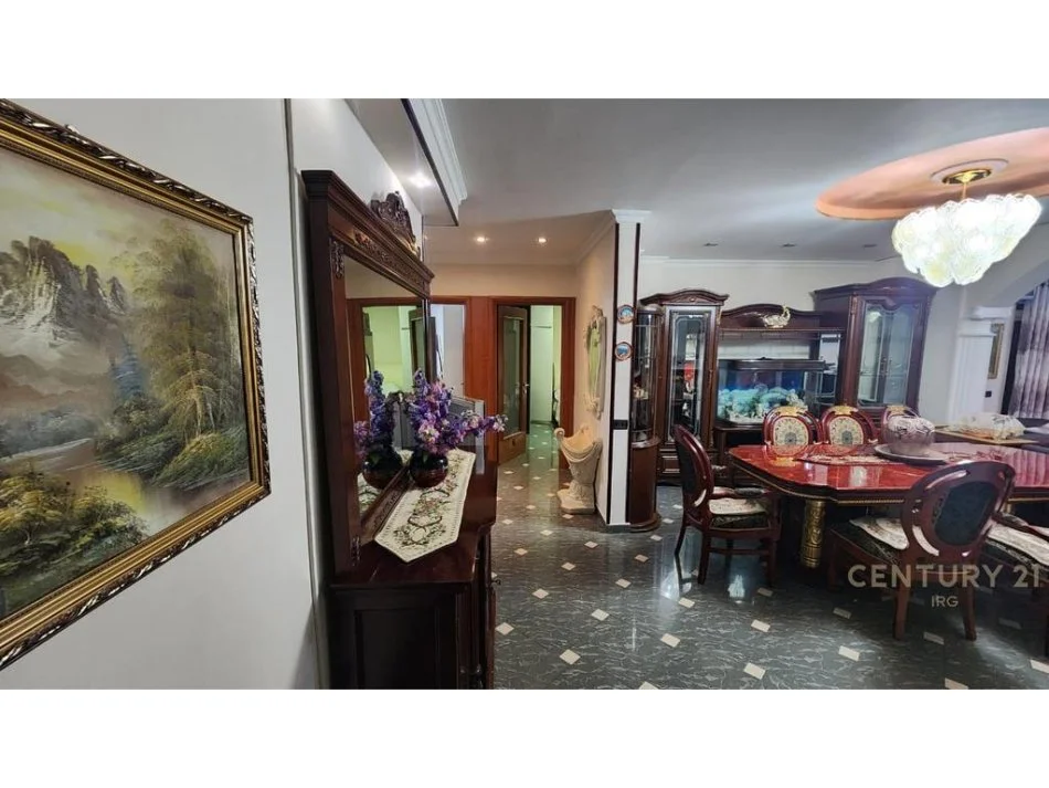 Tirane, shitet apartament , 130 m² 