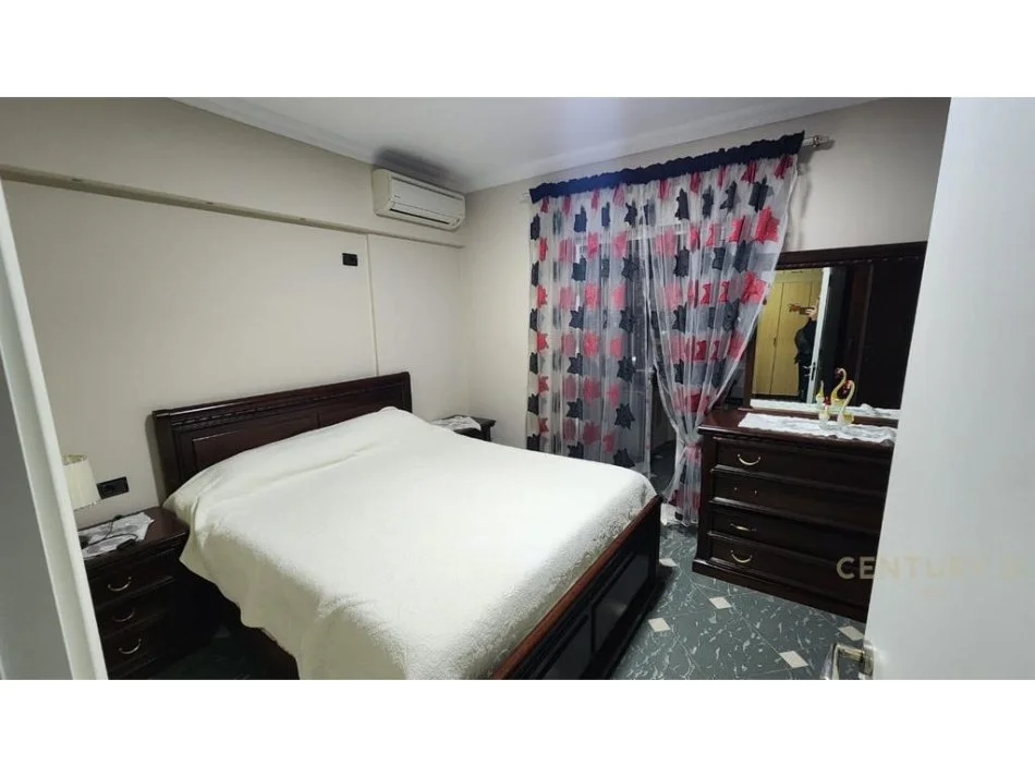 Tirane, jepet me qera apartament 3+1+Ballkon Kati 4, 135 m² 700 € (komuna e parisit)