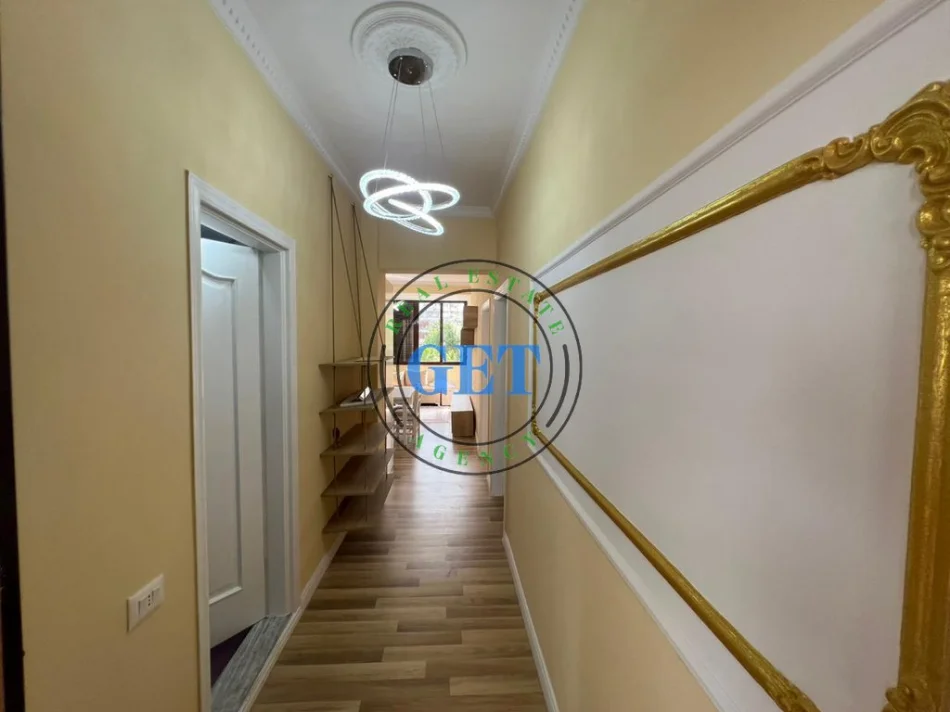 Durres, jepet me qera apartament 2+1 Kati 3, 97 m² 450 € (Stacioni i Trenit)