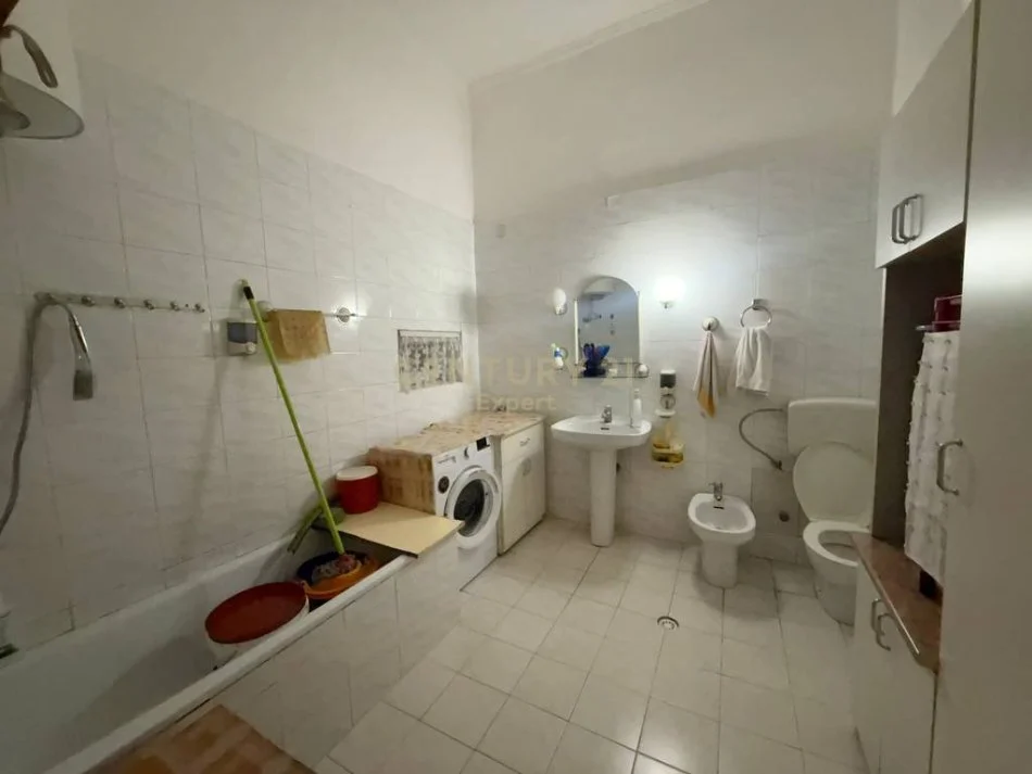 Tirane, jepet me qera apartament 3+1+Aneks Kati 4, 95 m² (Shallvare)