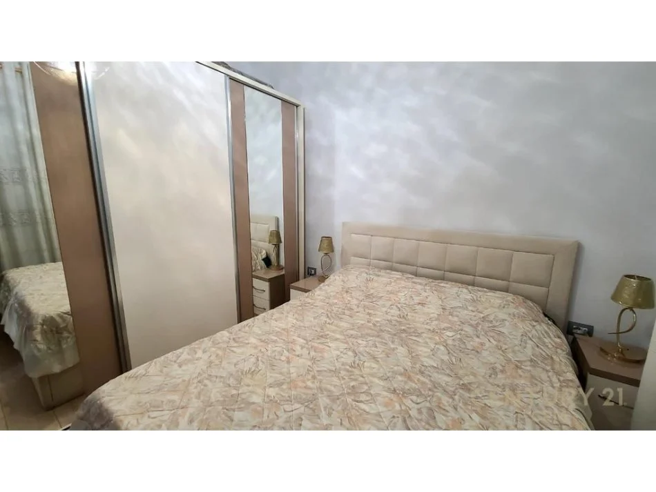 Tirane, jepet me qera apartament 2+1+Ballkon Kati 2, 78 m² 900 € (rruga barrikadave)