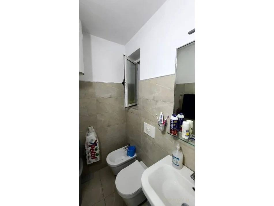 Tirane, jepet me qera apartament 2+1+Ballkon Kati 2, 78 m² 900 € (rruga barrikadave)
