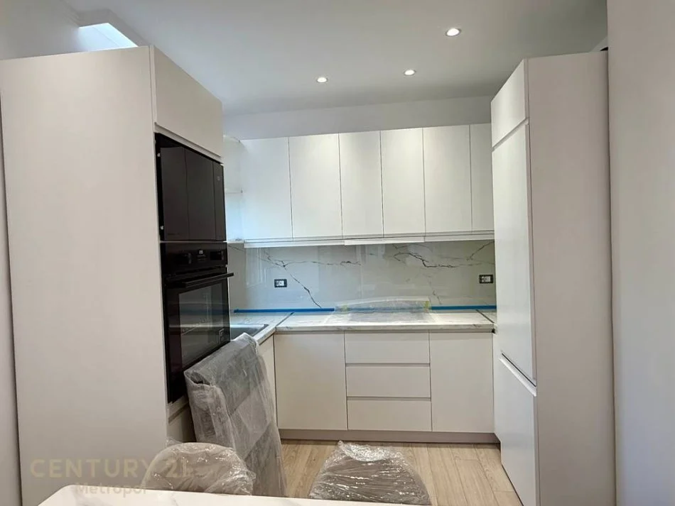 Tirane, jepet me qera apartament 2+1 Kati 3, 90 m² 1.000 € (Myslym Shyri)