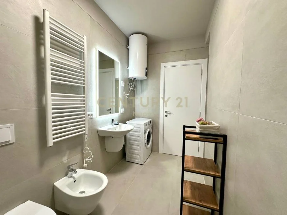 Tirane, jepet me qera apartament 1+1+Ballkon Kati 5, 71 m² 650 € (ish dogana)