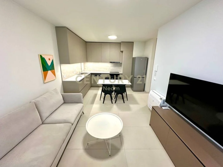 Tirane, jepet me qera apartament 1+1+Ballkon Kati 5, 71 m² 650 € (ish dogana)