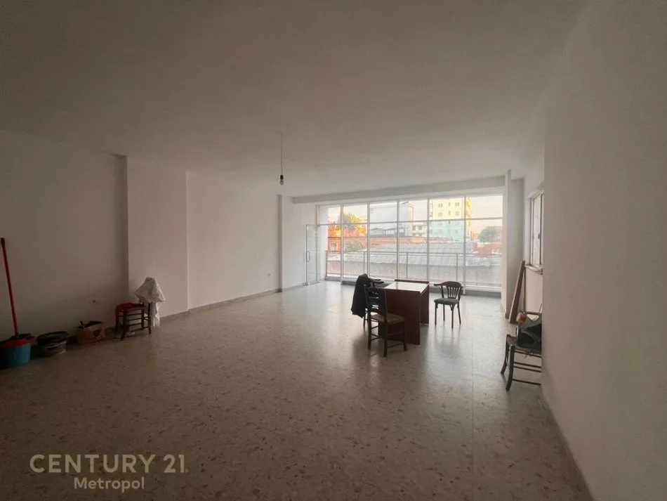 Tirane, jepet me qera ambjent biznesi Kati 1, 84 m² 840 € (Farmacia 10)