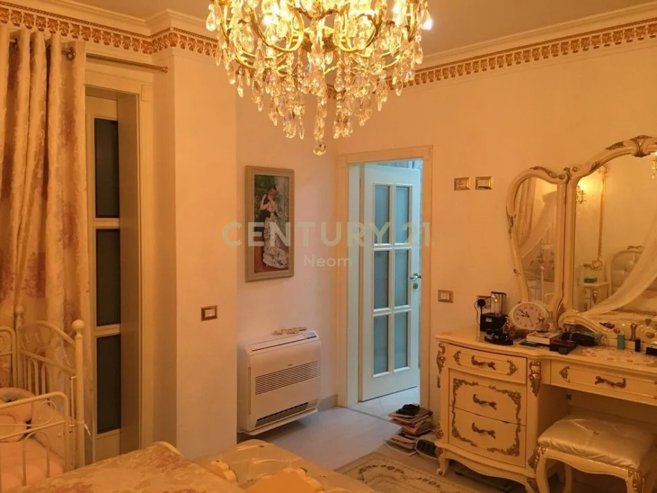 Tirane, shitet apartament 2+1+Aneks+Ballkon Kati 4, 125 m² 400.000 € (Neom126430)