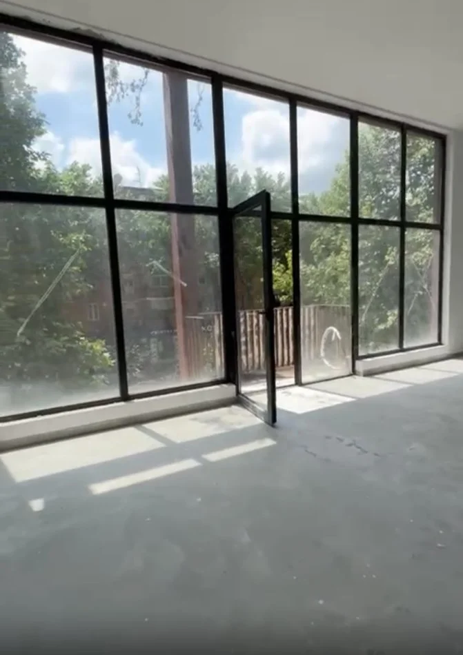 Ambient komercial per Qira tek Tirana Garden prane 21 Dhjetorit.