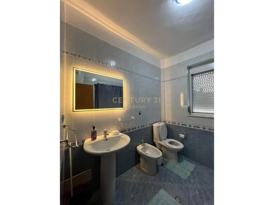 Tirane, jepet me qera apartament 2+1+Ballkon Kati 5, 80 m² 700 € (ambasada amerikane)