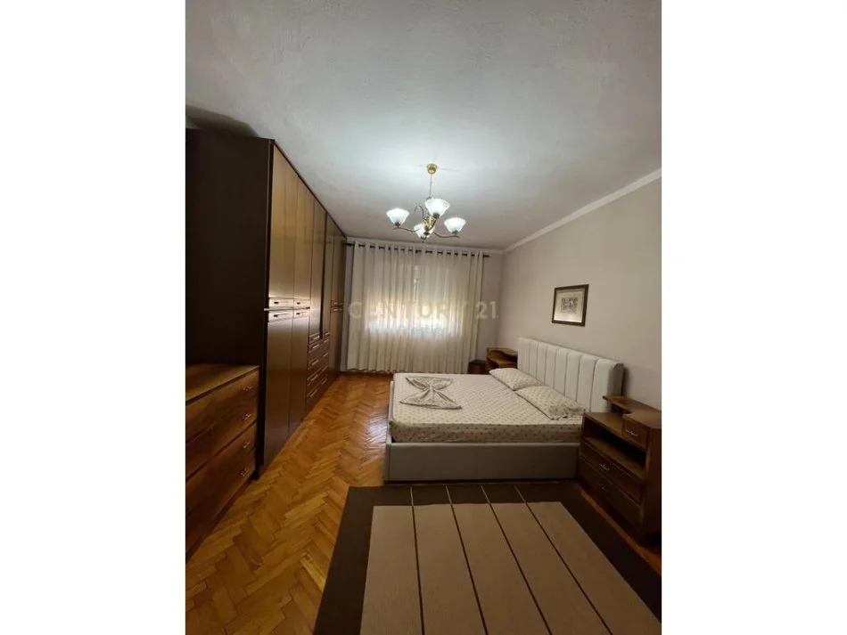 Tirane, jepet me qera apartament 2+1+Ballkon Kati 5, 80 m² 700 € (ambasada amerikane)