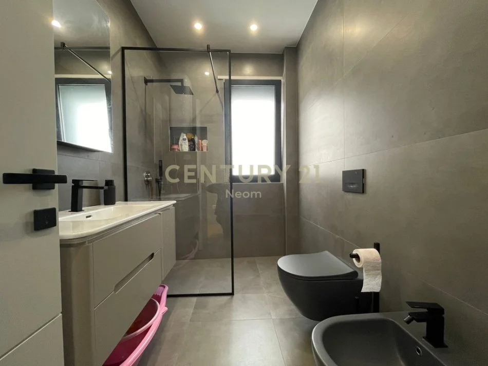 Tirane, jepet me qera apartament 2+1+Aneks+Ballkon Kati 1, 121 m² 1.200 € (Neom126508)