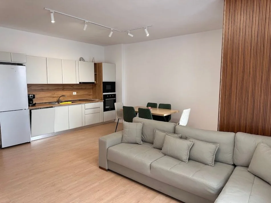 Tirane, jepet me qera apartament 1+1+Ballkon Kati 5, 110 m² 750 € (Demir Zyka)