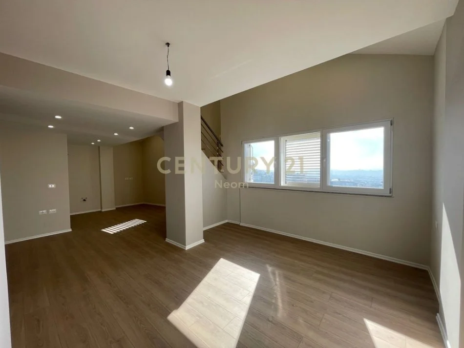 Tirane, shitet apartament duplex 2+1 Kati 4, 170.000 € (Fresku)