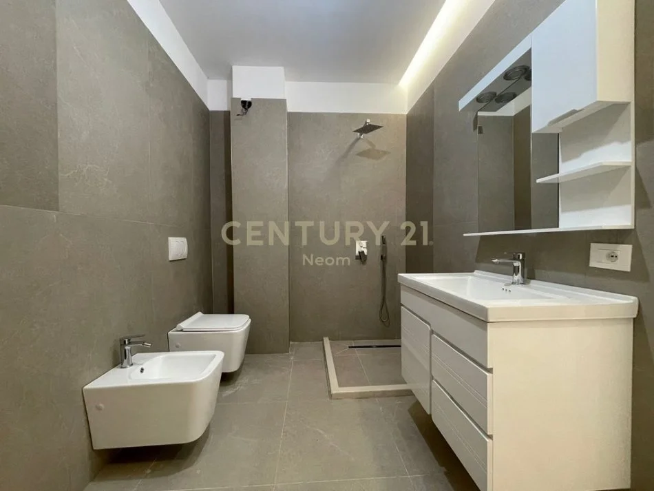 Tirane, shitet apartament duplex Dublex Kati 4, 98 m² 170.000 € (Neom126569)