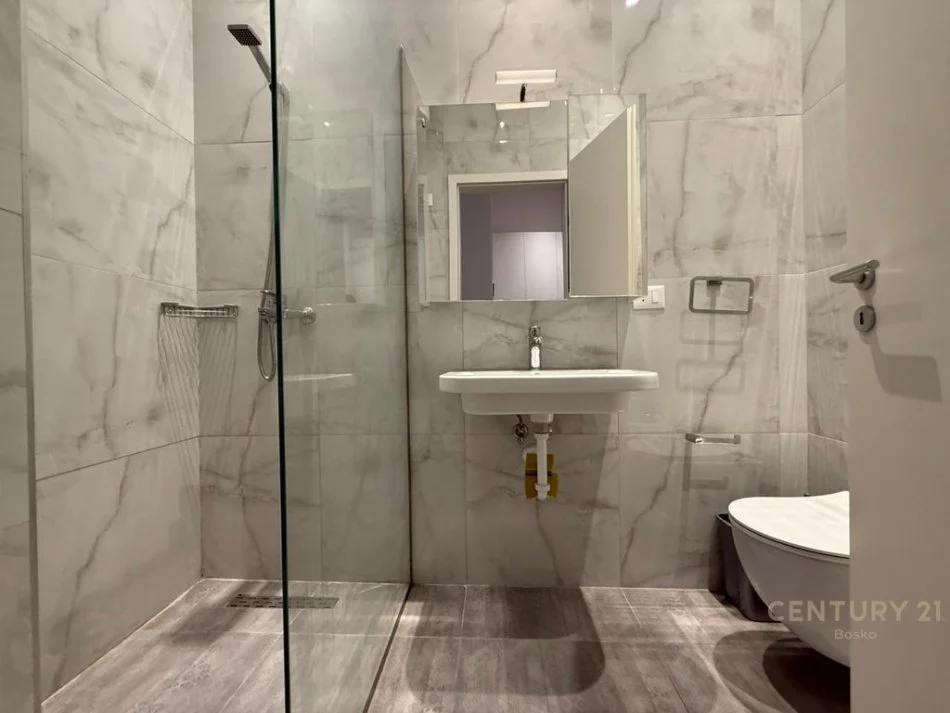 Tirane, shitet 2+1+Ballkon , 66 m² 150.000 € (Kompleksi Magnet, 21 Dhjetori)