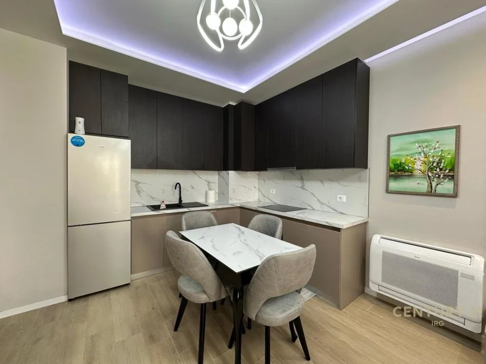 Tirane, jepet me qera apartament 1+1 Kati 3, 70 m² 850 € (Olimpikut, Komuna e Parisit)