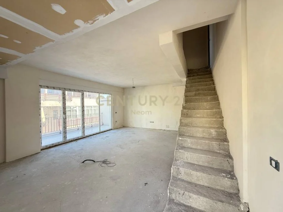 Tirane, shitet apartament duplex Dublex Kati 4, 140 m² 390.000 € (Neom126602)