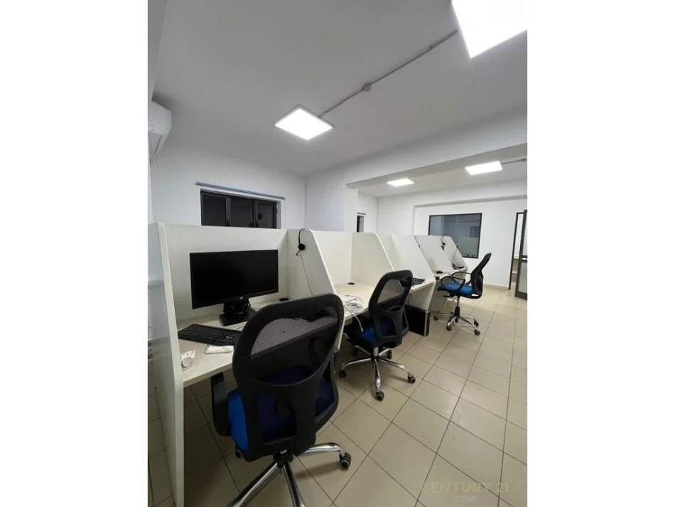 Tirane, jepet me qera zyre Kati 5, 107 m² 750 € (Pazari i Ri)