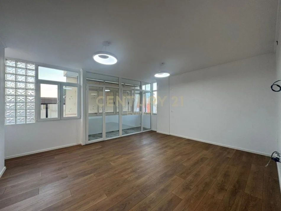Tirane, shitet apartament 2+1+Ballkon Kati 7, 93 m² 218.000 € (MINE PEZA)