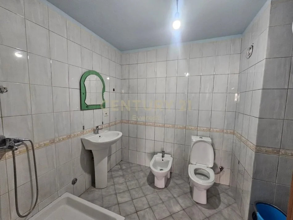 Tirane, jepet me qera apartament 2+1+Ballkon Kati 2, 80 m² 450 € (RRUGA 5-MAJI)