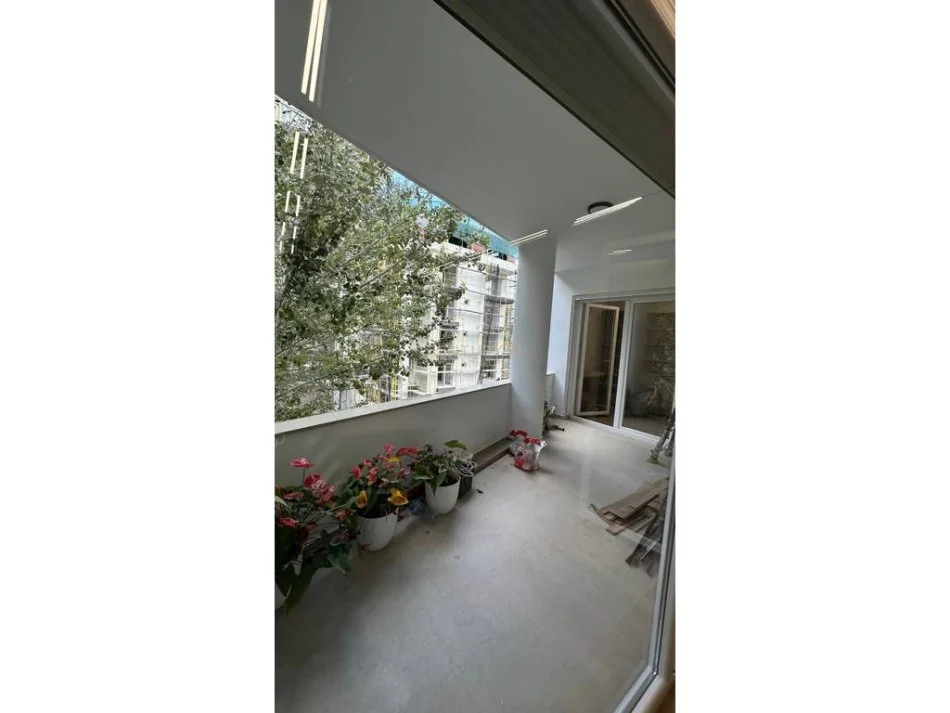 Tirane, jepet me qera ambjent biznesi Kati 2, 102 m² 900 € (Liqeni ,Radisoni)