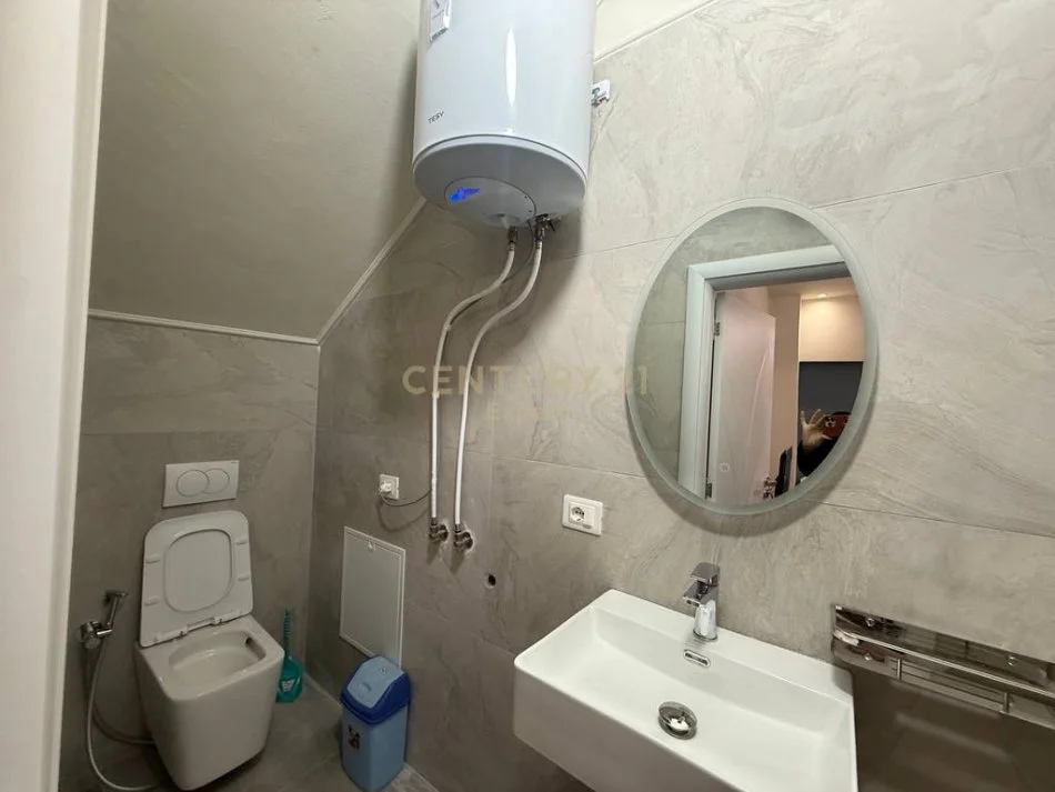 Tirane, jepet me qera apartament 2+1 Kati 1, 80 m² 800 € (Rruga Barrikadave)
