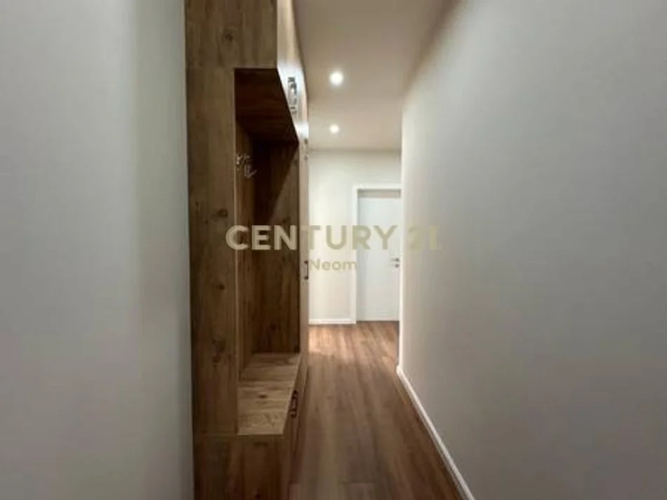 Tirane, jepet me qera apartament 1+1+Ballkon Kati 8, 62 m² 650 € (selvia)