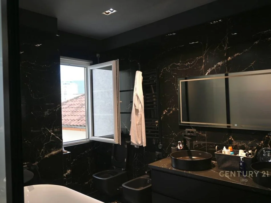 Tirane, shitet apartament 2+1+Ballkon Kati 3, 157 m² 450.000 € 