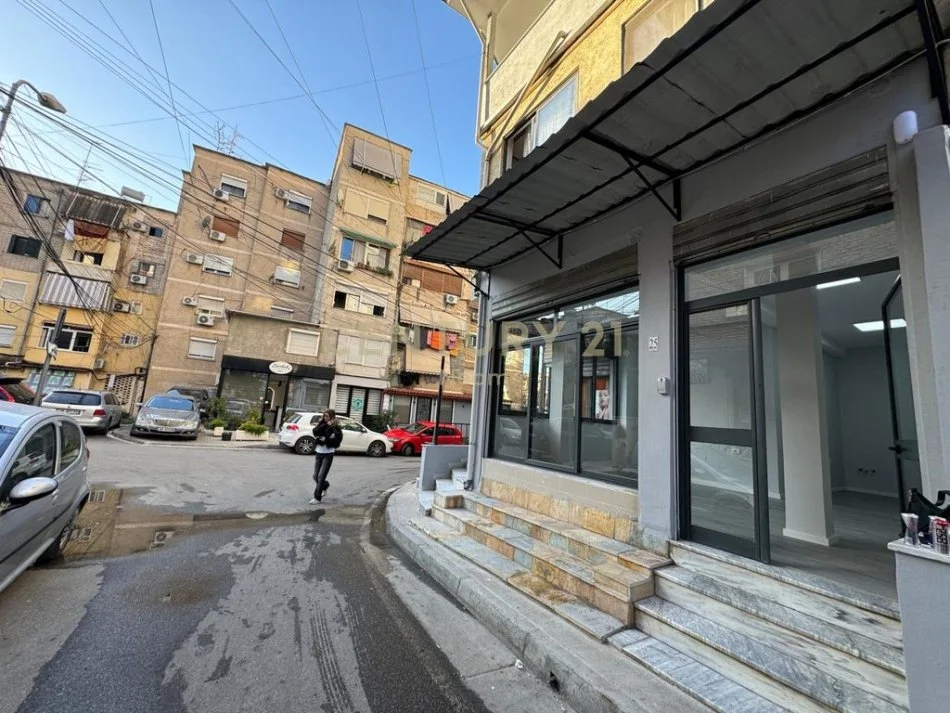 Tirane, jepet me qera ambjent biznesi Kati 0, 31 m² 450 € (Neom126850)