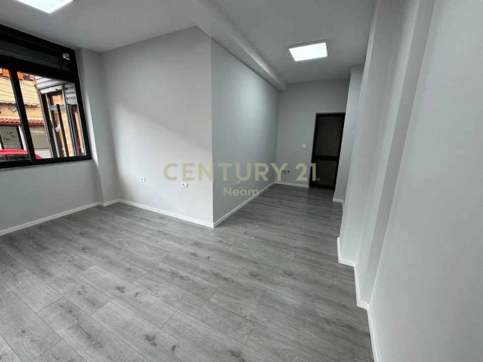 Tirane, jepet me qera ambjent biznesi Kati 0, 31 m² 450 € (Neom126850)