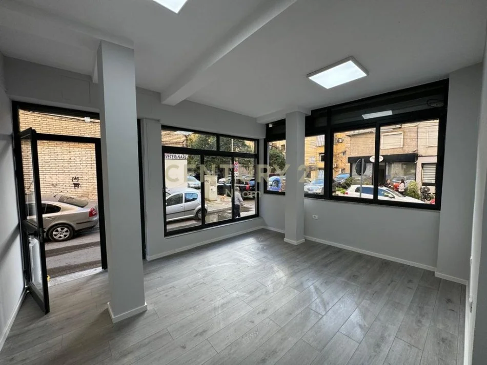 Tirane, jepet me qera ambjent biznesi Kati 0, 31 m² 450 € (Neom126850)