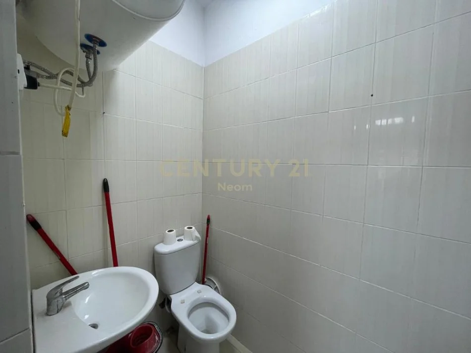 Tirane, jepet me qera ambjent biznesi Kati 0, 31 m² 450 € (Neom126850)