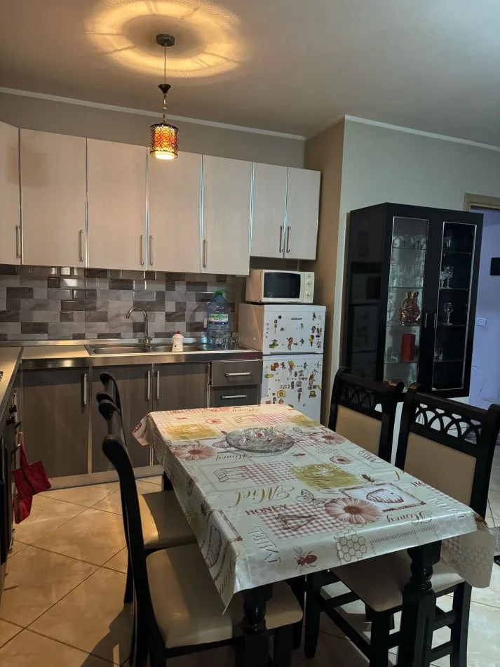 Tirane, jepet me qera apartament 1+1+Ballkon Kati 2, 75 m² 450 € (rruga Jordan Misja)