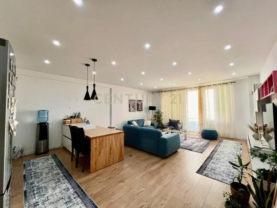 Tirane, jepet me qera apartament duplex 2+1+Aneks+Ballkon Kati 1, 140 m² 1.100 € 