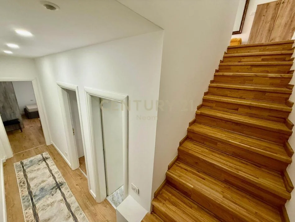 Tirane, jepet me qera apartament duplex 2+1 Kati 1, 140 m² 1.100 € (Kodra e Diellit)