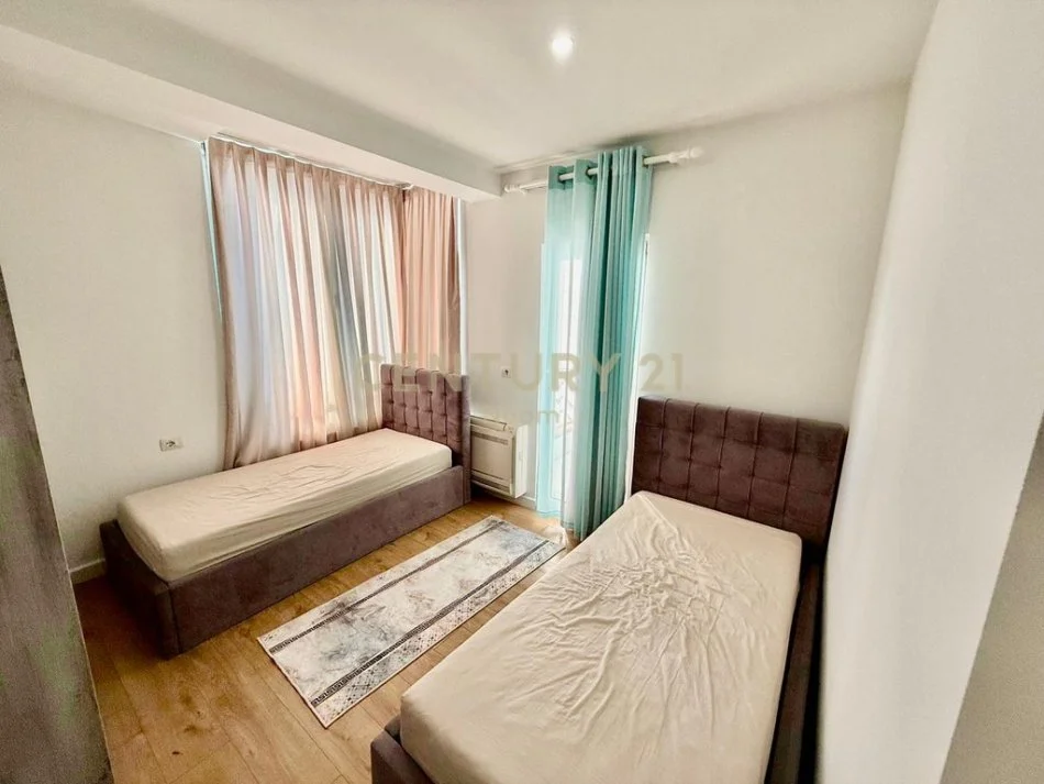 Tirane, jepet me qera apartament duplex 2+1+Aneks+Ballkon Kati 1, 140 m² 1.100 € 