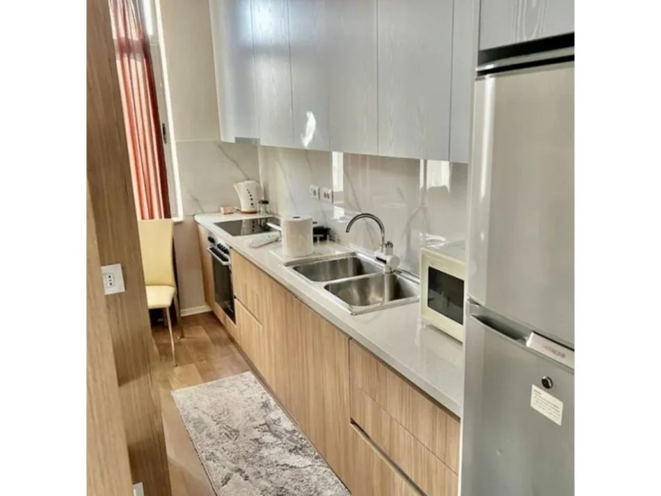 Tirane, jepet me qera apartament 1+1 Kati 4, 40 m² 550 € (Pazari i ri)