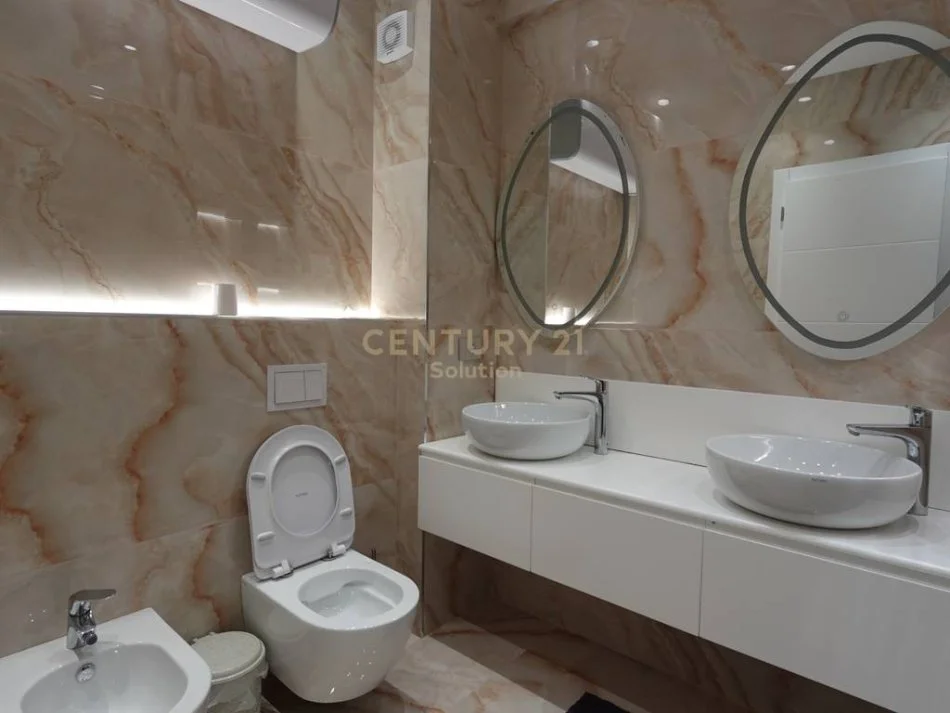 Tirane, jepet me qera apartament 2+1+Ballkon Kati 3, 105 m² 1.250 € (Sol126944)