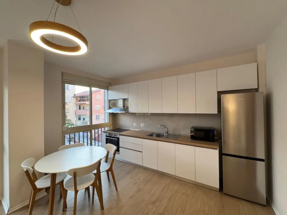Tirane, jepet me qera apartament 1+1 Kati 5, 75 m² 750 € (Rruga e Kavajes)
